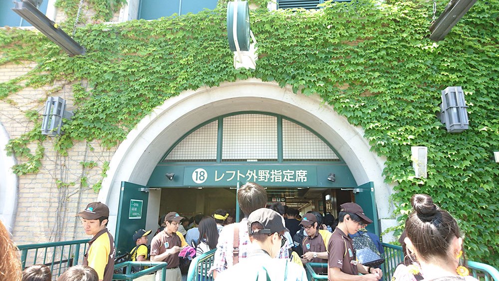阪神甲子園球場外觀與購票人潮